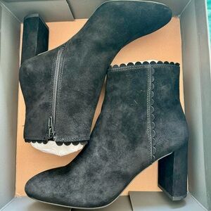 Ann Taylor Llana Suede Scalloped Heeled Bootie Black Size 7 NWT